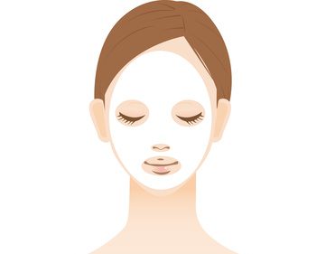 エイジングケアのために化粧水パックを使う50代女性