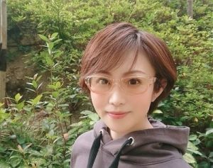 ナールスのアイケアメガネを使う女性