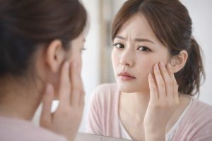 隠れシミを気にする女性