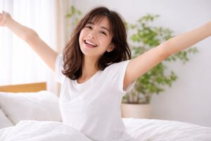 十分な睡眠で元気に起きた女性