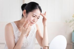 睡眠不足で肌荒れの女性