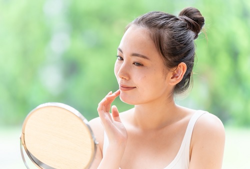 春のスキンケアに切り替える女性
