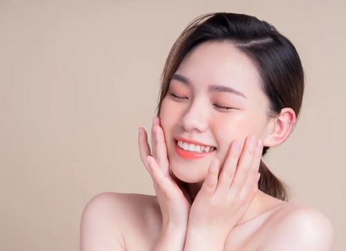 春の衣替えスキンケアをする女性