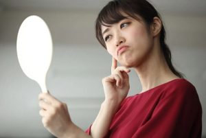 化粧水が冬に不要か悩む女性