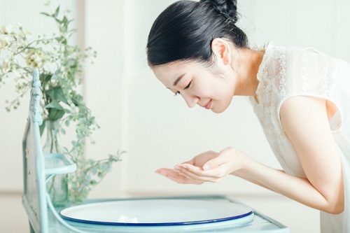 優しい洗顔でキメ美肌になる女性