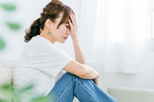 女性ホルモンの減少で不調を感じる40代女性