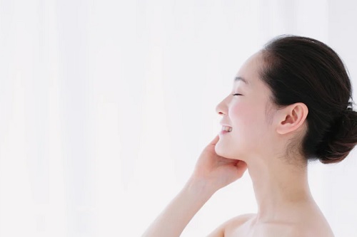 春のゆらぎ肌対策で美肌になった女性