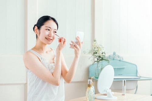 スキンケアで土台ケアしてからメイクする女性