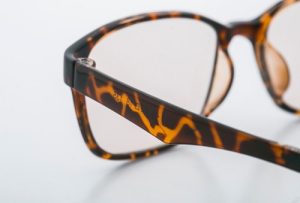 ナールスアイケアメガネのブラウンレンズ