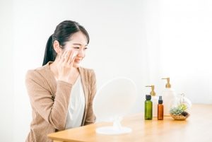 エルゴチオネイン配合化粧品を使う女性