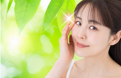 初夏の目元のエイジングケアを行う女性