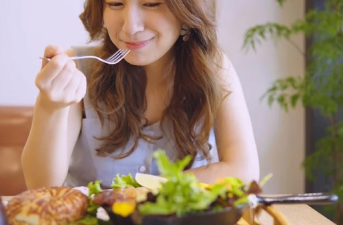 エイジングケアを意識して食べる女性