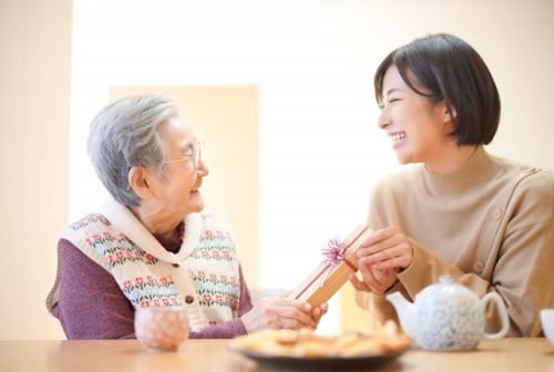 敬老の日に医療用マスクをプレゼントする女性