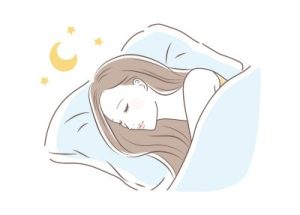 夜美容で美肌づくりする女性