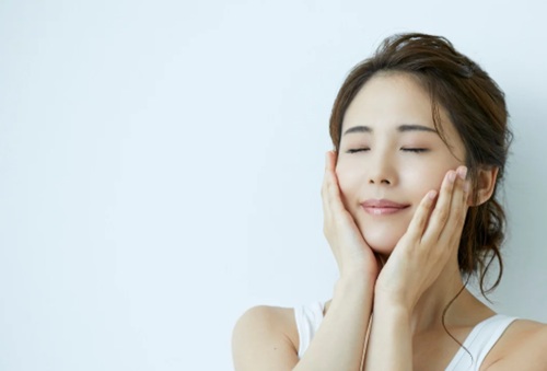 年末の年越し美容をする女性