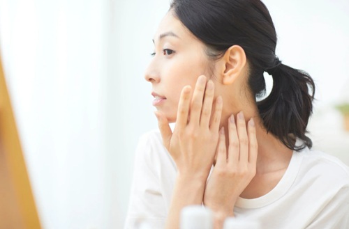 冬の紫外線対策をする女性