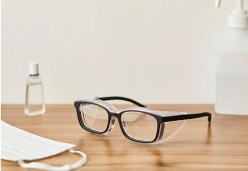 花粉対策のマスクとメガネ