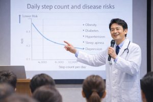 ウォーキングの研究を発表する医師