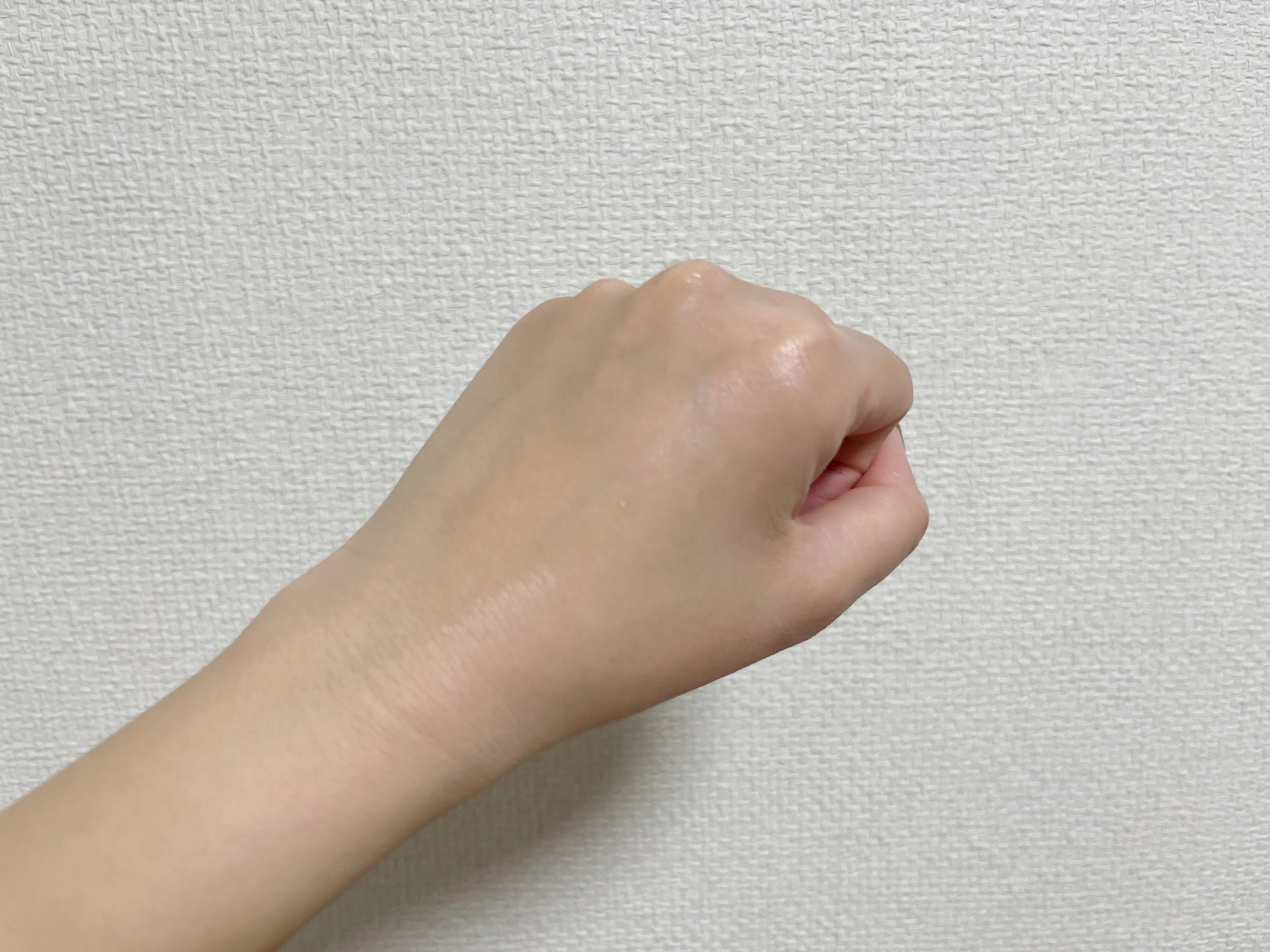 ロべクチンアクアヒアロニックエッセンスを塗った手