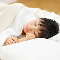 美肌や美容に大切な良質な睡眠をとる女性