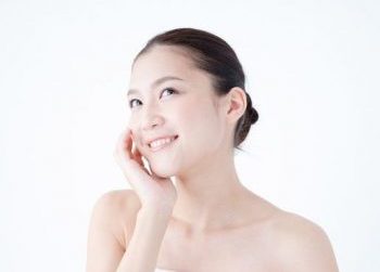 笑顔で肌荒れを予防する女性
