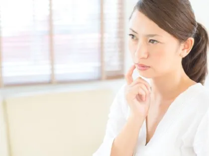 敏感肌化粧品を切り替えるタイミングを考える女性