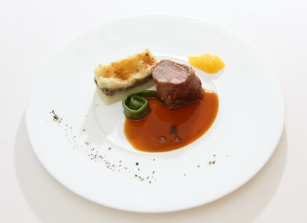 エイジングケアを意識した肉料理の写真