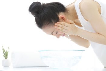 優しく洗顔を行う女性