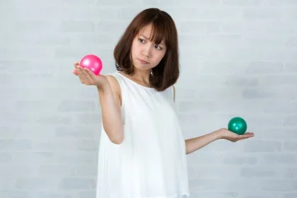 ほうれい線ができる笑顔とできない笑顔を比較する女性