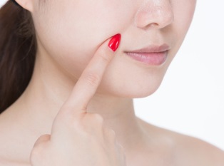 しわを気にする女性