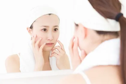 乾燥肌なのに大人ニキビで悩む女性