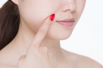 むくみでほうれい線やたるみ毛穴が目立つ女性