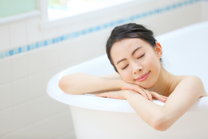 くすみ予防のための入浴法を試す女性