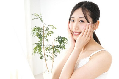 保湿成分のヒアルロン酸に興味を持つ女性