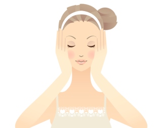 目の下のたるみを予防する女性