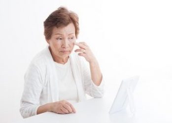 ゴルゴラインの前兆のタルミ毛穴に悩む女性