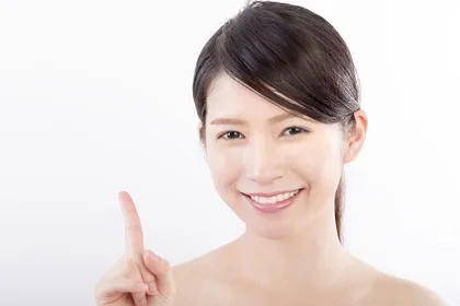 美顔器について解説する女性