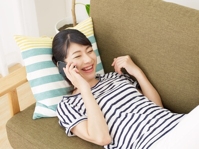 スマホの影響でよくない生活をおくる女性