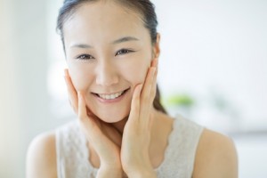 美容液の選ぶコツを学ぶ50代女性
