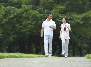 運動する男女