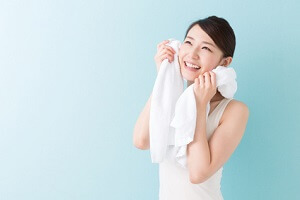 入浴後の乾燥肌の女性