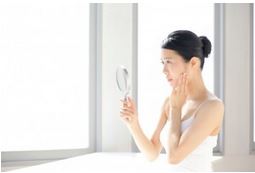 敏感肌の症状をチェックする女性
