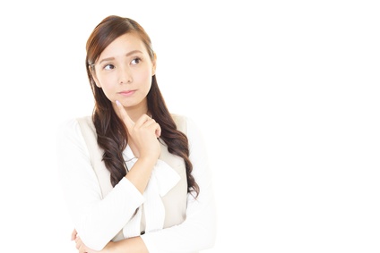 皮脂過剰とホルモンの関係について考える女性