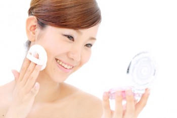 メイクアップの心理的効果で美肌になった女性