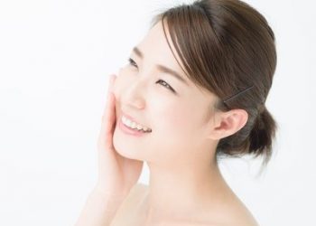エラスチン化粧品を使用する女性
