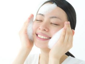 酵素洗顔を行う女性