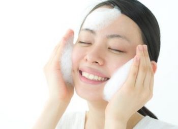 正しく洗顔する女性