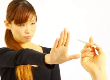 受動喫煙から身を護る女性