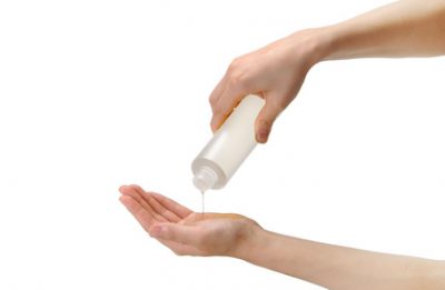 敏感肌化粧水を使う女性の手