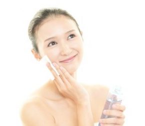 睡眠前に効果的なエイジングケアをする女性